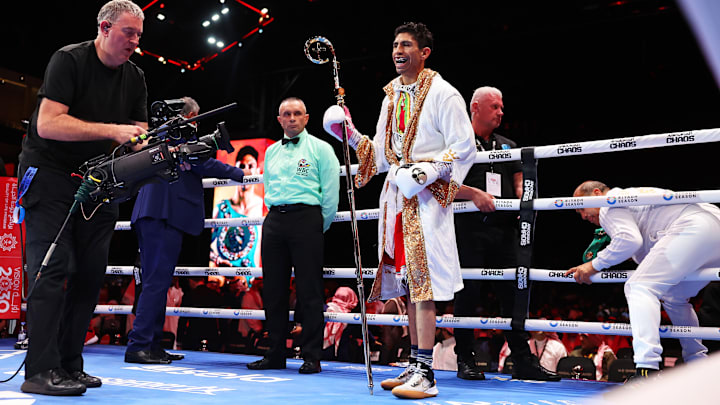 Rey Vargas entra al ring antes de la pelea por el título mundial de peso pluma del CMB ante Nick Ball Rey Vargas entra al ring antes de la pelea por el título mundial de peso pluma del CMB ante Nick Ball