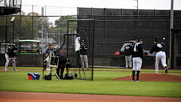 Algunos peloteros de los Yankees trabajan en el complejo de entrenamiento del equipo en Florida 