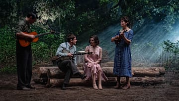 (L to r) PETER DREIMANIS as Bert, JACK O’CONNELL as Remmick, HAILEE STEINFELD as Mary, and LOLA KIRKE as Joan in Warner Bros. Pictures’ “SINNERS,” a Warner Bros. Pictures release.