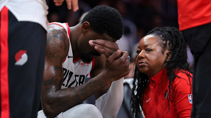 Jan 21, 2025; Miami, Florida, USA; Portland Trail Blazers center Deandre Ayton (2) reacts from the bench after an apparent knee injury against the Miami Heat during the fourth quarter at Kaseya Center. Mandatory Credit: Sam Navarro-Imagn Images Jan 21, 2025; Miami, Florida, USA; Portland Trail Blazers center Deandre Ayton (2) reacts from the bench after an apparent knee injury against the Miami Heat during the fourth quarter at Kaseya Center. Mandatory Credit: Sam Navarro-Imagn Images