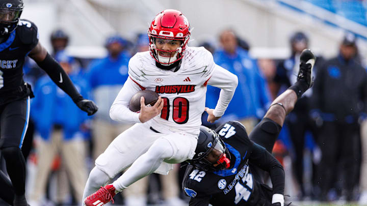  Louisville Cardinals quarterback Pierce Clarkson. Mandatory Credit: Jordan Prather-Imagn Images