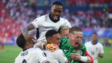 Die Engländer feiern den Sieg im Elfmeterschießen gegen die Schweiz