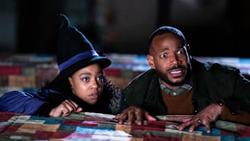 The Curse of Bridge Hollow. (L to R) Priah Ferguson as Sydney, Marlon Wayans as Howard in The Curse of Bridge Hollow. Cr. Frank Masi/Netflix © 2022.