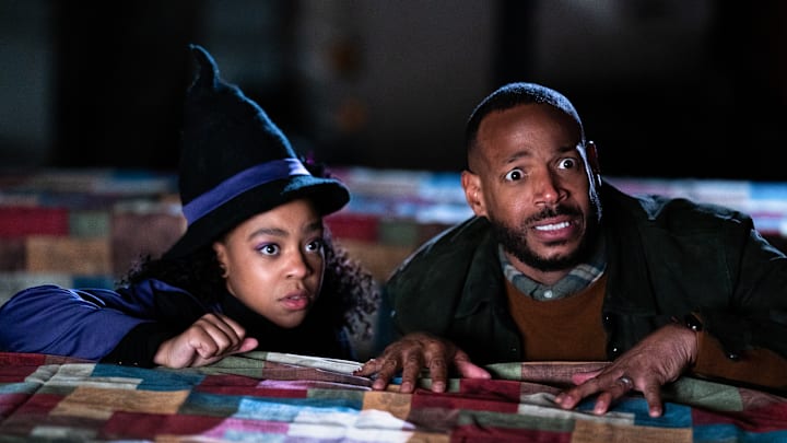 The Curse of Bridge Hollow. (L to R) Priah Ferguson as Sydney, Marlon Wayans as Howard in The Curse of Bridge Hollow. Cr. Frank Masi/Netflix © 2022.