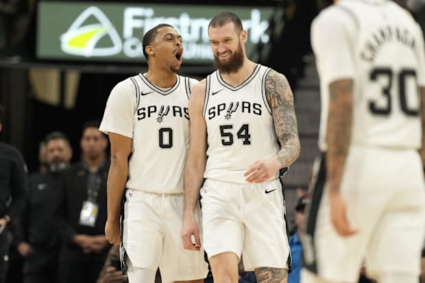 an Antonio Spurs forwards Keldon Johnson (0) and Sandro Mamukelashvili (54) react during the second half against the New York