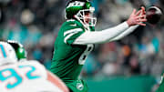 New York Jets quarterback Aaron Rodgers (8) grabs the snap, Sunday January 5, 2025, in East Rutherford.