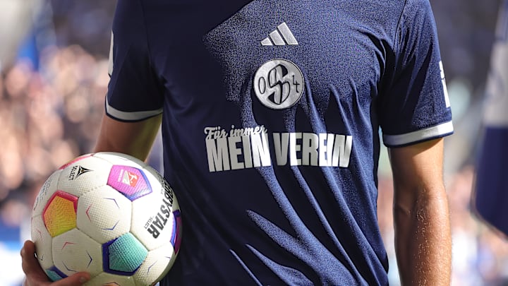Der FC Schalke 04 läuft zuhause traditionell in königsblau auf Der FC Schalke 04 läuft zuhause traditionell in königsblau auf