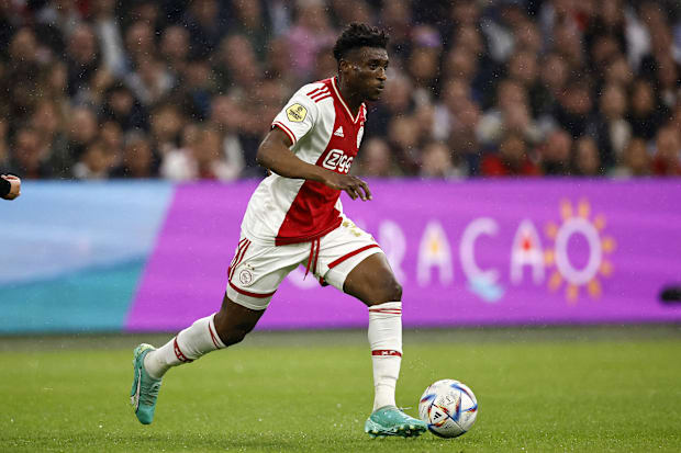 Mohammed Kudus dribbling.