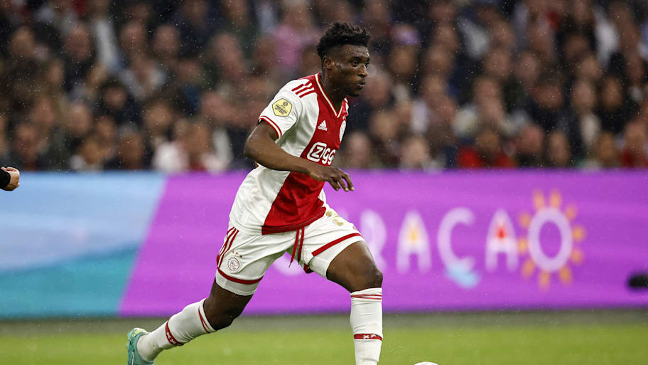 Mohammed Kudus dribbling.