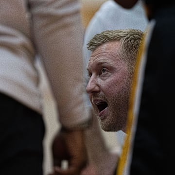 Avon Orioles head coach Drew Schauss talks with his team during a timeout Jan 5, 2024, at Plainfield High School in Plainfield, Indiana.