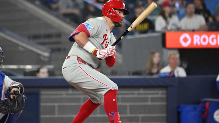 Kyle Schwarber hits a single