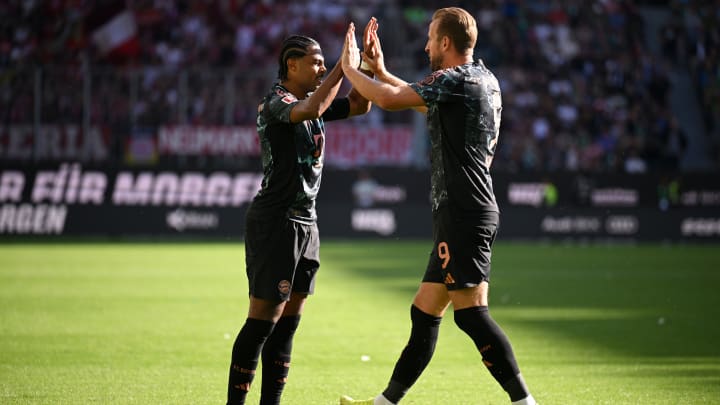 Die Bayern bezwingen den VfL Wolfsburg. Die Bayern bezwingen den VfL Wolfsburg.
