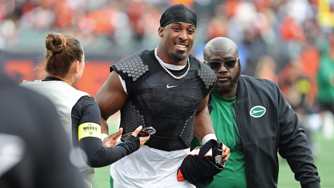 New York Jets running back Breece Hall (20) celebrates the win against the Cincinnati Bengals at Paycor Stadium.