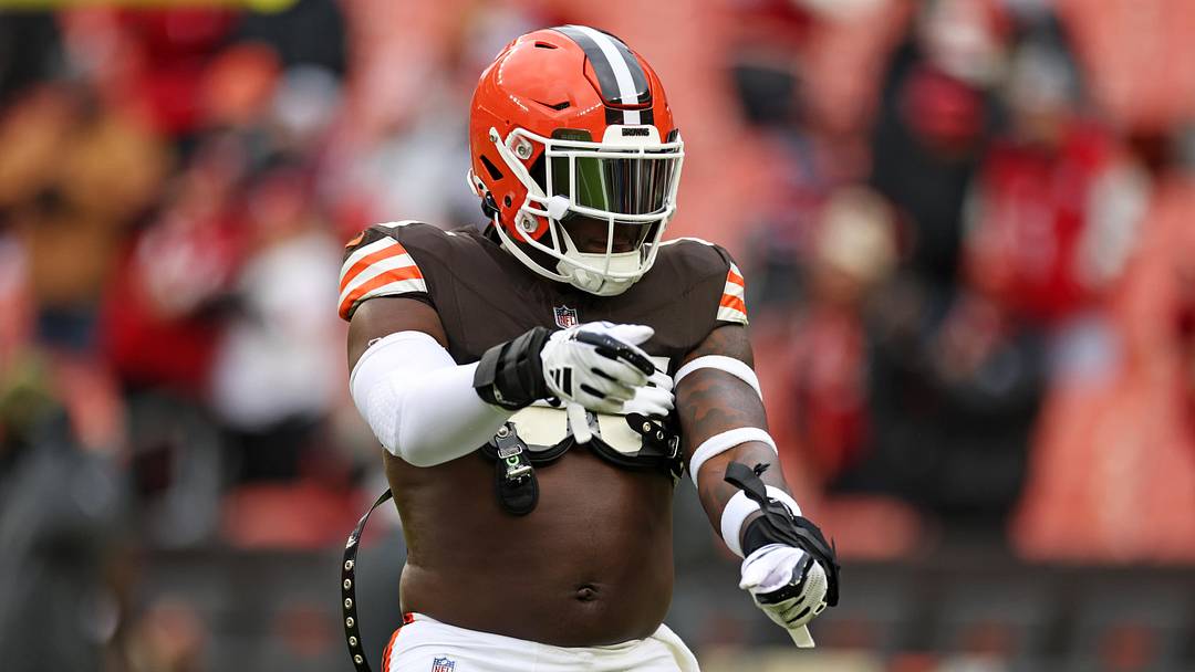 David Njoku warms up before game. David Njoku warms up before game.