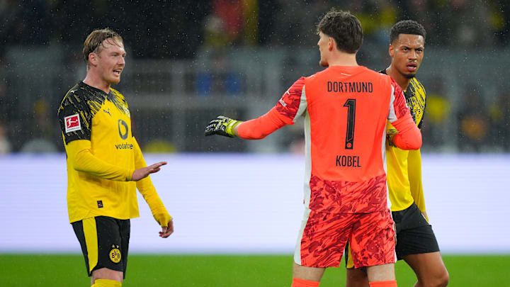 Julian Brandt mit Gregor Kobel und Felix Nmecha