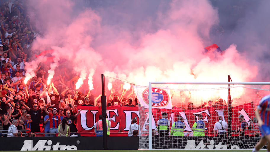 Crystal Palace’s supporters protested against UEFA at the Community Shield. | IMAGO / Sportimage