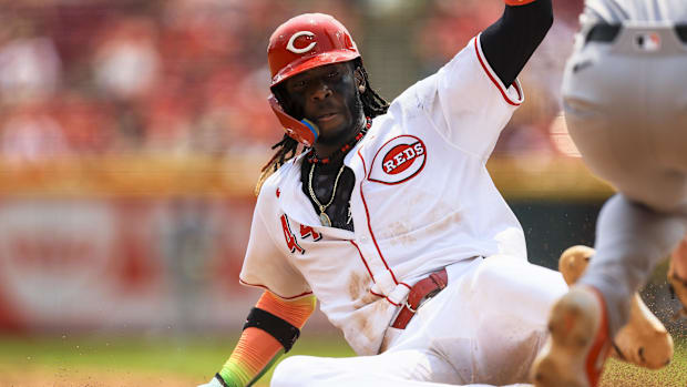 Reds shortstop Elly De La Cruz steals a base