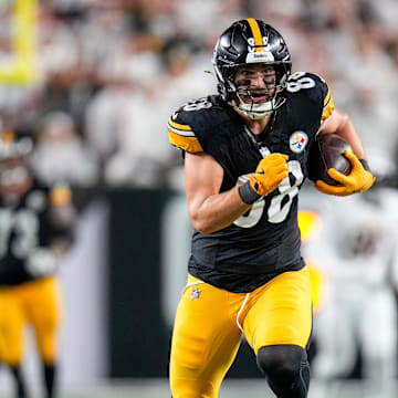 Pittsburgh Steelers tight end Pat Freiermuth (88) catches a wide open pass for a go-ahead touchdown in the fourth quarter of the NFL Week 7 game between the Cincinnati Bengals and the Pittsburgh Steelers at Paycor Stadium in downtown Cincinnati on Thursday, Oct. 16, 2025. The Bengals won, 33-31.