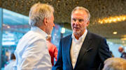 Karl-Heinz Rummenigge spricht mit Paul Breitner