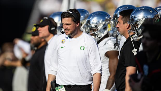 Oregon Ducks head coach Dan Lanning