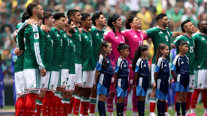 El equipo mexicano estuvo junto por primera vez en el nuevo protocolo de la FIFA donde están los 26 jugadores en el circulo. Ahí Armando González y Gilberto Mora mostraron su emoción. El equipo mexicano estuvo junto por primera vez en el nuevo protocolo de la FIFA donde están los 26 jugadores en el circulo. Ahí Armando González y Gilberto Mora mostraron su emoción.