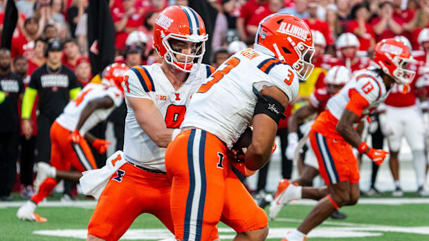 Illinois Fighting Illini quarterback Luke Altmyer (9) hands off to running back Kaden Feagin (3)