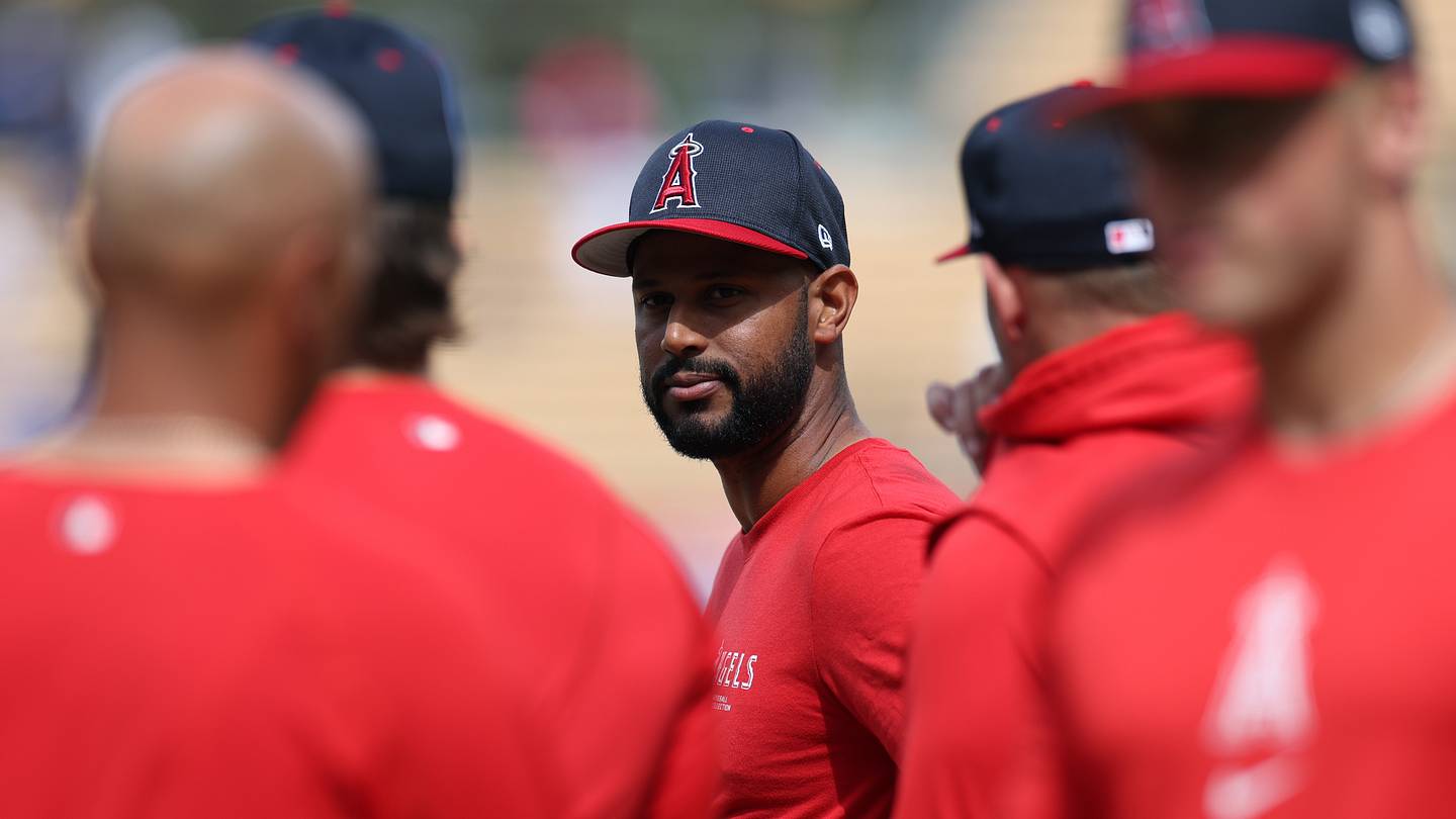 Was Aaron Hicks' embrace with Orioles manager a sign of Yankees problems? - Vimarsana News