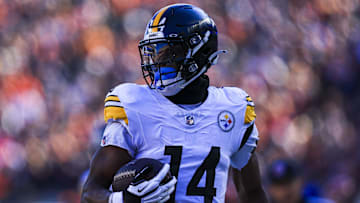 Pittsburgh Steelers WR George Pickens runs the ball in for a touchdown against the Cincinnati Bengals.