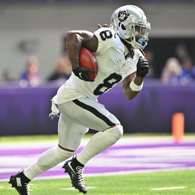 Las Vegas Raiders running back Ameer Abdullah (8) returns a kickoff against the Minnesota Vikings