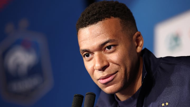 Kylian Mbappé en conférence de presse avec l'équipe de France Kylian Mbappé en conférence de presse avec l'équipe de France