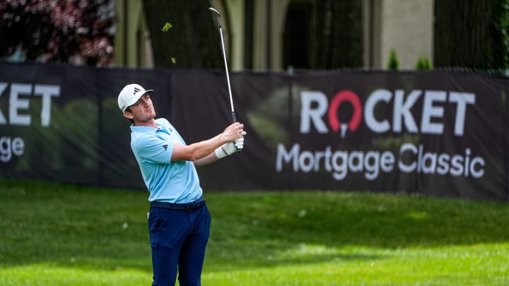 Nick Dunlap chips a shot from 7th rough during final round of Rocket Mortgage Classic at Detroit Golf Club in Detroit on Sunday, June 30, 2024.