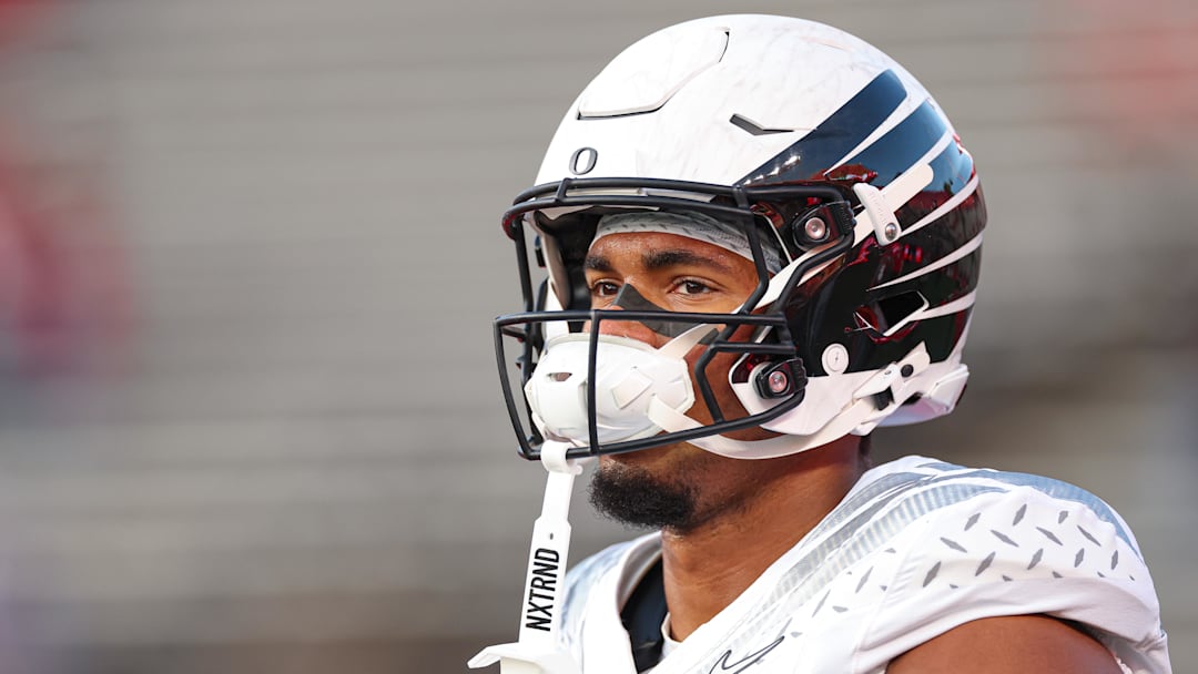 Oct 18, 2025; Piscataway, New Jersey, USA; Oregon Ducks tight end Kenyon Sadiq (18) warms up before the game against the Rutgers Scarlet Knights.