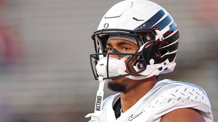 Oregon Ducks tight end Kenyon Sadiq