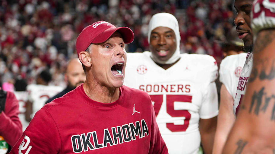 Oklahoma coach Brent Venables celebrates with his players after beating Tennessee 
