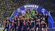 L'équipe du Paris Saint-Germain qui soulève la Ligue des Champions