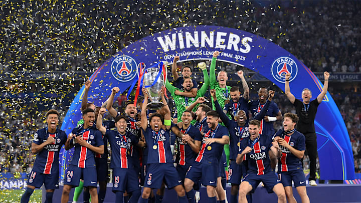 L'équipe du Paris Saint-Germain qui soulève la Ligue des Champions L'équipe du Paris Saint-Germain qui soulève la Ligue des Champions