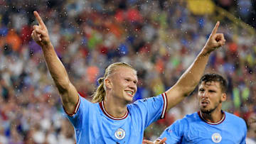 Haaland esulta con la maglia del City