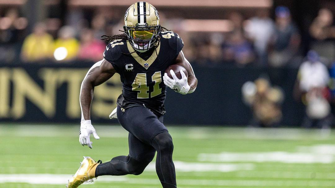 Sep. 14, 2025; New Orleans, Louisiana, USA;  New Orleans Saints running back Alvin Kamara (41) runs against the San Francisco 49ers during the first half at Caesars Superdome. Mandatory Credit: Stephen Lew-Imagn Images