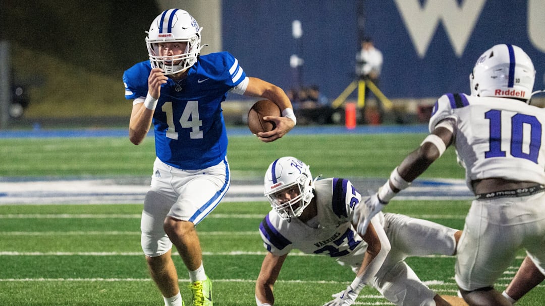 Waukee Northwest's Mack Heitland runs the ball during a football game at Waukee Northwest High School on Friday, Oct. 17, 2025, in Waukee.