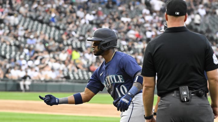 Seattle Mariners outfielder Victor Robles (10) gestures to teammates after he hits an RBI single against the Chicago White Sox during the fourth inning at Guaranteed Rate Field on July 27.