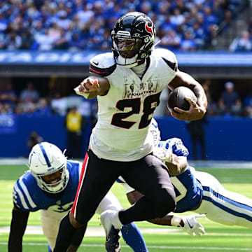 Sep 8, 2024; Indianapolis, Indiana, USA; Houston Texans running back Joe Mixon (28) out runs Indianapolis Colts cornerback Jaylon Jones (40) during the second half at Lucas Oil Stadium. Mandatory Credit: Marc Lebryk-Imagn Images