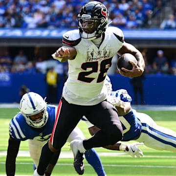 Sep 8, 2024; Indianapolis, Indiana, USA; Houston Texans running back Joe Mixon (28) out runs Indianapolis Colts cornerback Jaylon Jones (40) during the second half at Lucas Oil Stadium. Mandatory Credit: Marc Lebryk-Imagn Images