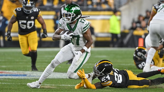 New York Jets wide receiver Davante Adams (17) eludes Pittsburgh Steelers cornerback Joey Porter Jr. (24) after a catch.