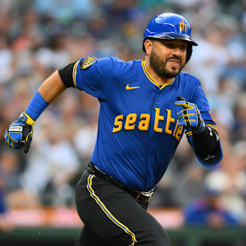 Seattle acquired Eugenio Suárez from Arizona.