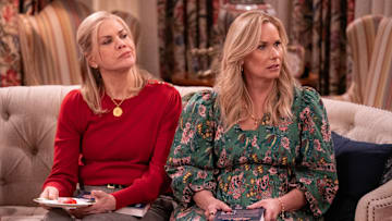Leanne. (L to R) Kristen Johnston as Carol and Leanne Morgan in Episode #112 of Leanne