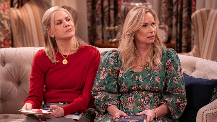 Leanne. (L to R) Kristen Johnston as Carol and Leanne Morgan in Episode #112 of Leanne