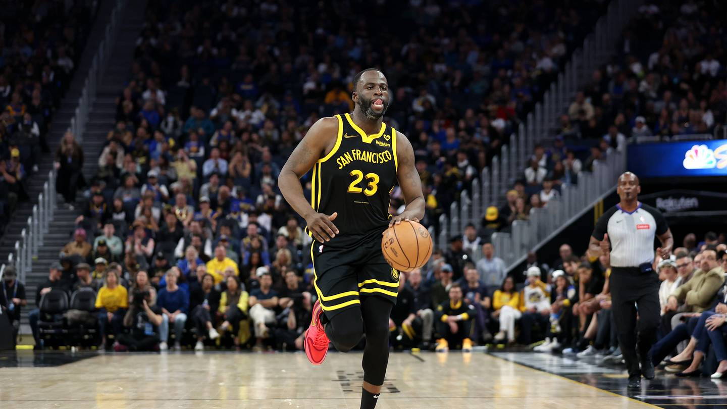 Draymond Green pulls another Draymond Green, throwing opponent down by the neck. - Vimarsana News