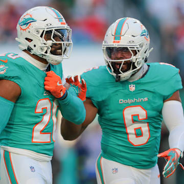 Miami Dolphins linebacker Jordyn Brooks (20) celebrates with linebacker Anthony Walker Jr. (6) after sacking San Francisco 49ers quarterback Brock Purdy (not pictured) during the first quarter at Hard Rock Stadium. 