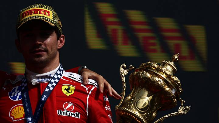 El ganador de la carrera, Charles Leclerc, de la Scuderia Ferrari, posa con su trofeo en el podio durante el Gran Premio de Gran Bretaña de Fórmula 1 El ganador de la carrera, Charles Leclerc, de la Scuderia Ferrari, posa con su trofeo en el podio durante el Gran Premio de Gran Bretaña de Fórmula 1