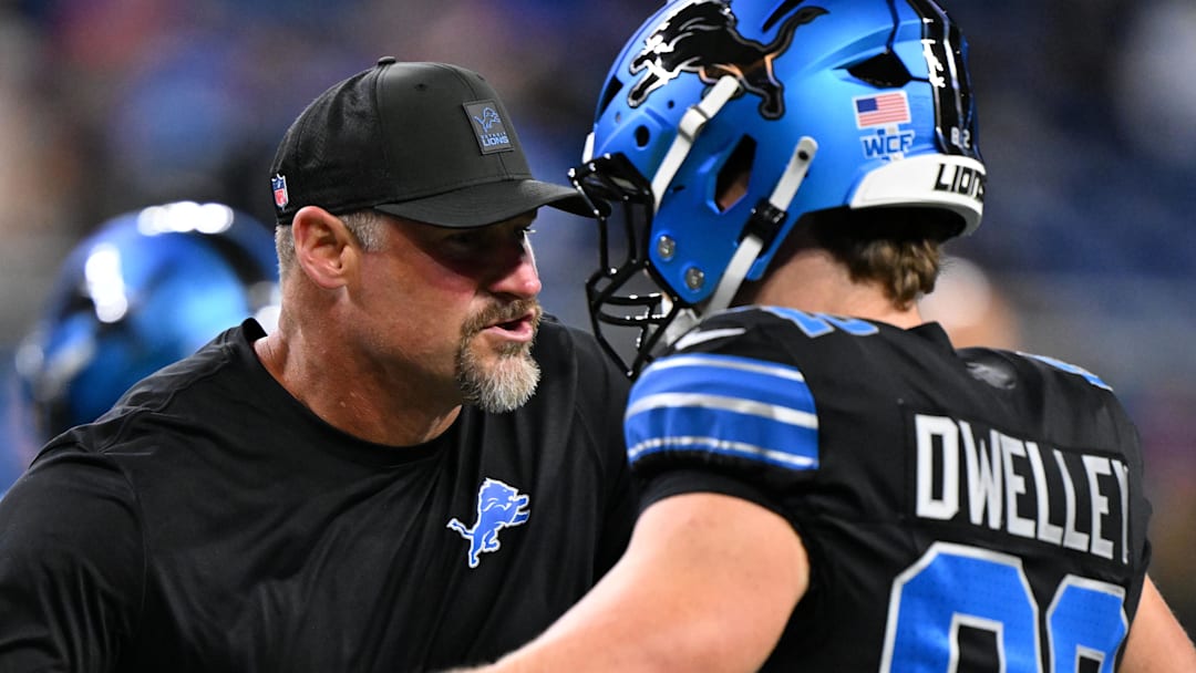 Detroit Lions head coach Dan Campbell reacts with tight end Ross Dwelley (82) before Buccaneers game